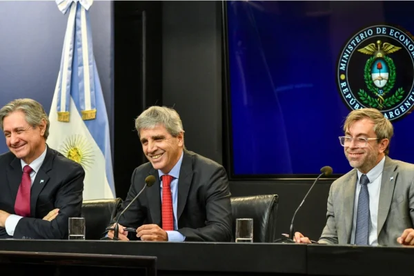 Luis Caputo presentó el programa financiero 2027