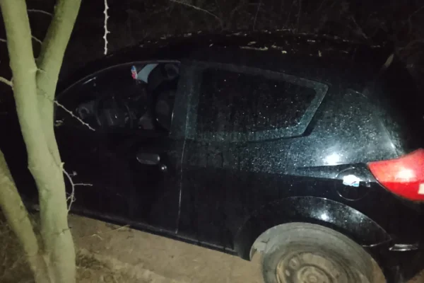 Un conductor perdió el control de su auto y quedó en el medio del  campo
