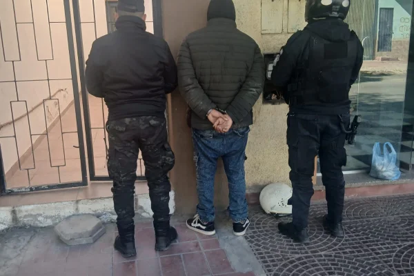 Tenia pedido de captura y cayó cuando caminaba por el centro