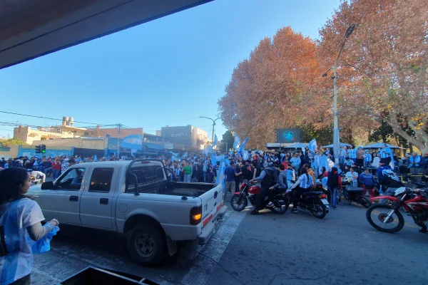 La Rioja salió a festejar: bocinazos, banderas y una celebración que se desató con la remontada de Argentina