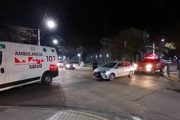 Una mujer iba de acompañante en una moto y sufrió una fractura tras un choque contra un auto