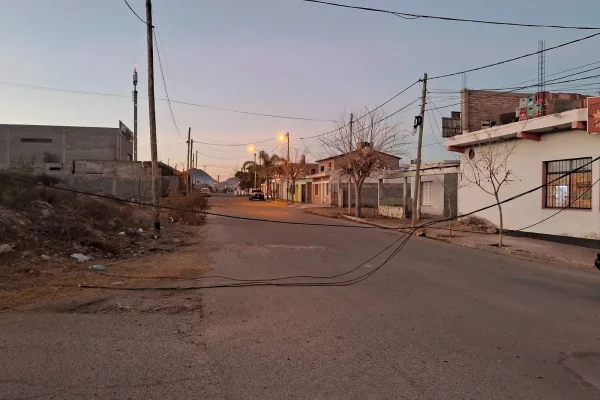 Un camión derribó un poste y dejó cables de alta tensión sobre la calzada en Chilecito