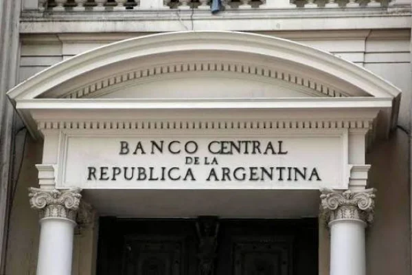 El presidente Milei busca penalizar la emisión de moneda