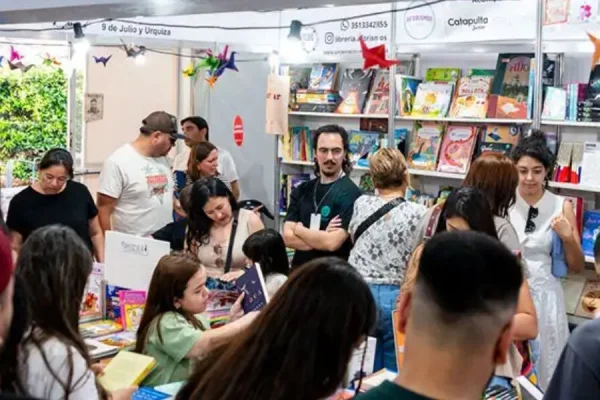 Presentaciones de libros, teatro y música marcan la agenda del miércoles en la Feria del Libro