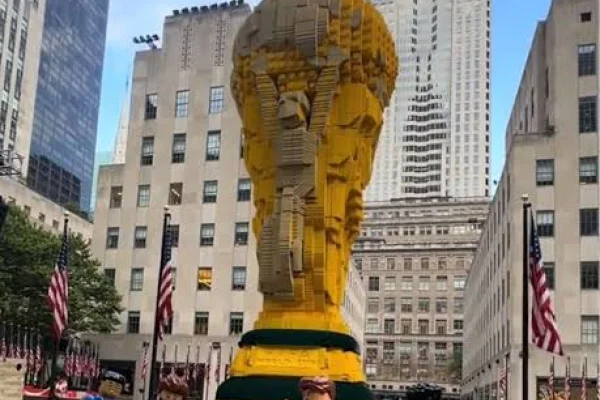 Así es el trofeo gigante de la Copa del Mundo de Lego que se exhibe en Nueva York