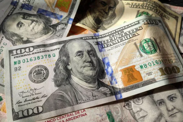 Antes del feriado largo, el dólar bajó y cortó una racha de tres alzas seguidas