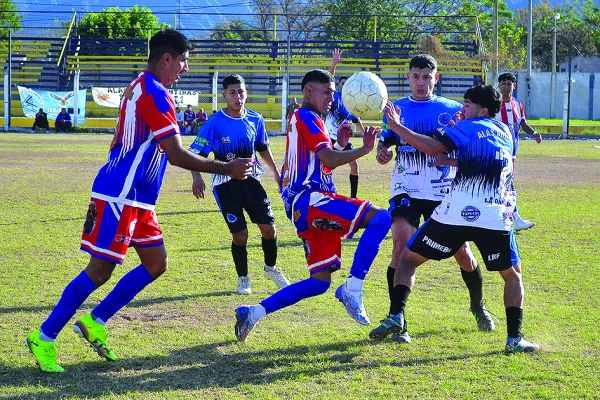 Fútbol: Estudiantes arriesga la punta ante una de las revalaciones