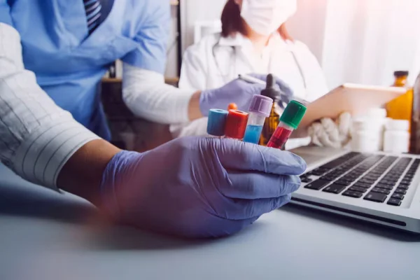 Científicos argentinos sugieren que un análisis de sangre podría detectar señales tempranas de Alzheimer
