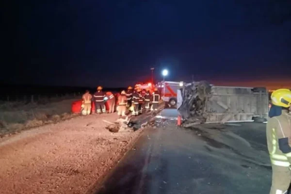 Choque fatal en Córdoba: dos muertos y más de 15 heridos