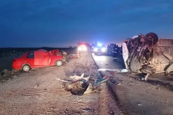 Tragedia en Córdoba: dos muertos y 16 niñas heridas tras un choque frontal entre un auto y un minibús