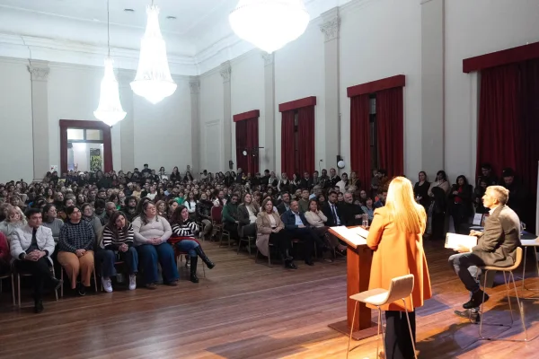 La diputada Pedrali presentó el libro sobre el Plan Angelelli
