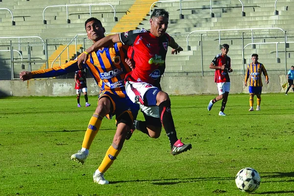 Andino venció a Defensores y se quedó con el clásico en Vargas