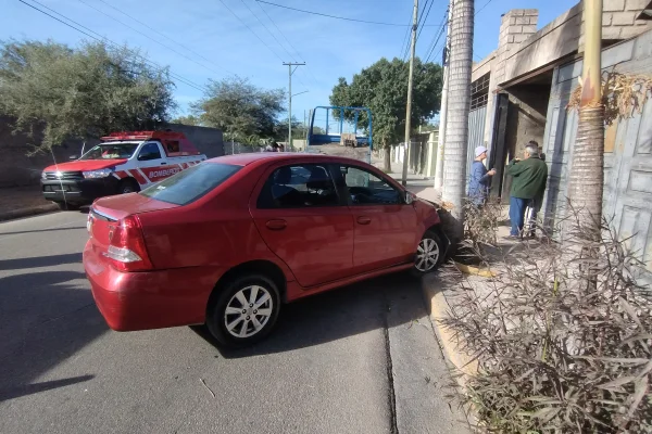 Una mujer fue trasladada al hospital tras un violento choque contra un árbol