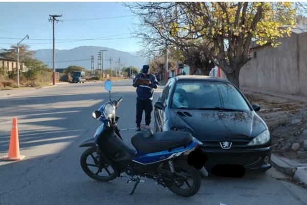 Una motociclista chocó contra un auto estacionado y sufrió heridas de consideración