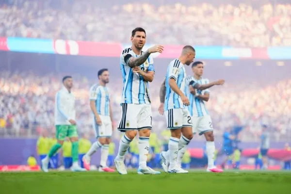 Messi: “Otra vez tocó sufrir, pero este equipo nunca deja de creer”