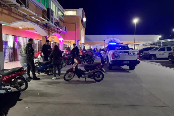 Lo sorprendieron intentando robar una moto en el estacionamiento de un supermercado y terminó detenido