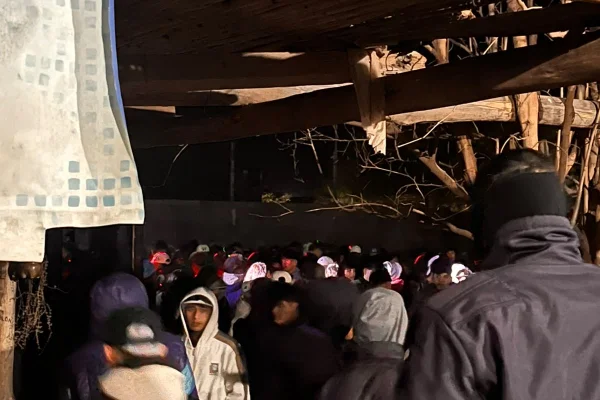 Clausuraron una fiesta clandestina con 500 personas y la medida dejó incidentes y un patrullero dañado