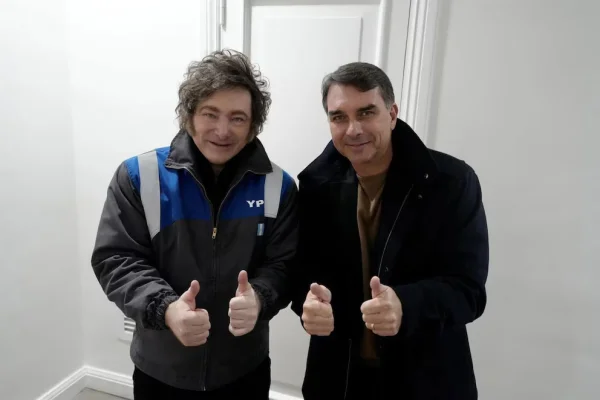 Milei viaja a Brasil para apoyar la candidatura de Flavio Bolsonaro: desde el Planalto lo trataron de “imbécil”