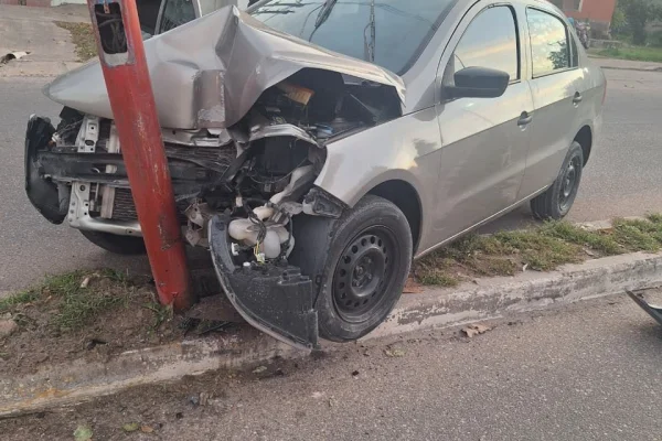 Un joven ebrio chocó contra un poste de alumbrado en la avenida Ramírez de Velazco