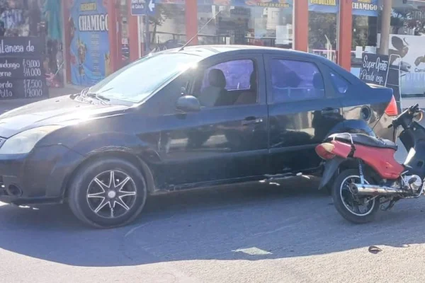 Siniestro vial entre un auto y una moto dejó solo daños materiales