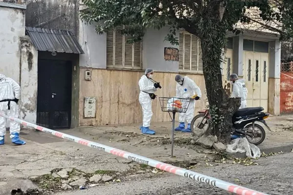 Chocó contra un árbol y murió: descubrieron que tenía una herida de bala en la espalda