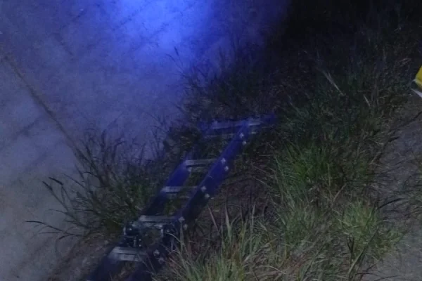 La Policía encontró a dos extranjeros sobre una medianera y terminaron presos