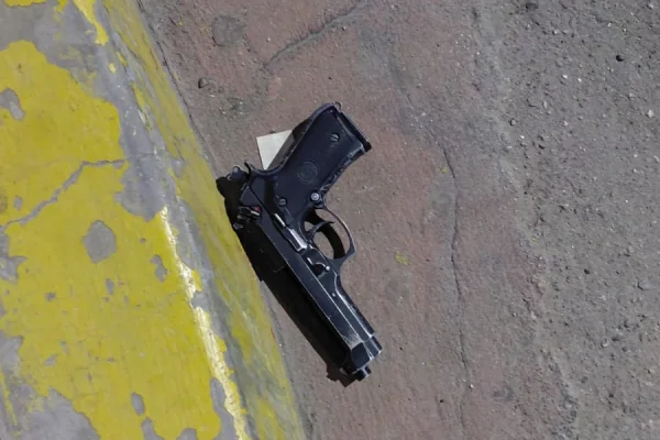 Se le cayó una pistola de aire comprimido en pleno centro y la policía la secuestró