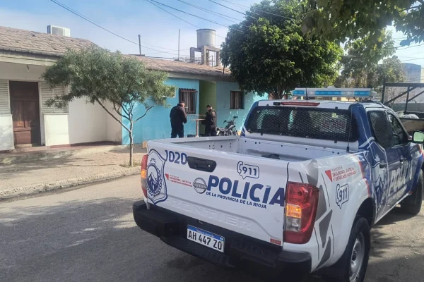 Iba con un elemento sospechoso en una bolsa negra, su cuñada lo desmintió y terminó detenido