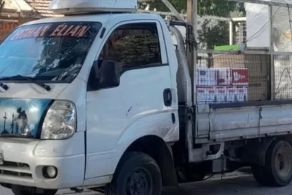 Se descompensó al volante y chocó contra un poste de luz