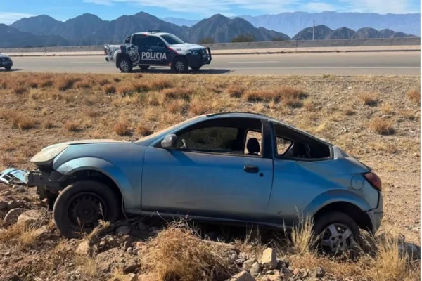 Una joven resultó herida tras volcar con su automóvil en la Ruta 40
