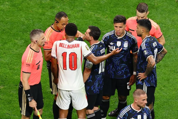 El acalorado cruce entre Messi y Jude Bellingham en el duelo entre Argentina e Inglaterra por la semifinal del Mundial