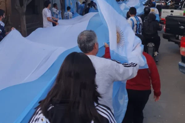 Chilecito celebró una noche inolvidable: caravana, banderas y emoción por la clasificación de Argentina