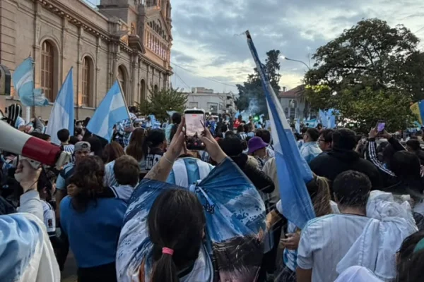 La Rioja vivió una fiesta inolvidable: una multitud copó la Plaza 25 de Mayo para celebrar el pase de Argentina a la final