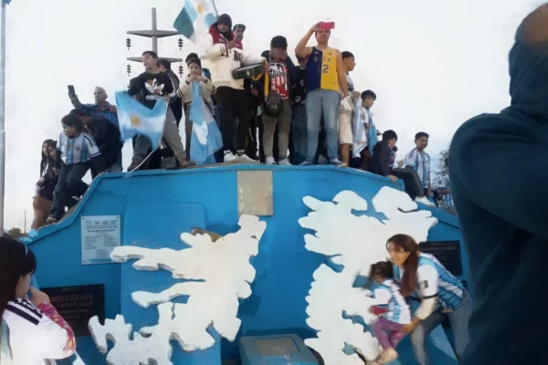 Del Monumento a Malvinas al festejo por la Selección: la imagen que marcó la noche en La Rioja
