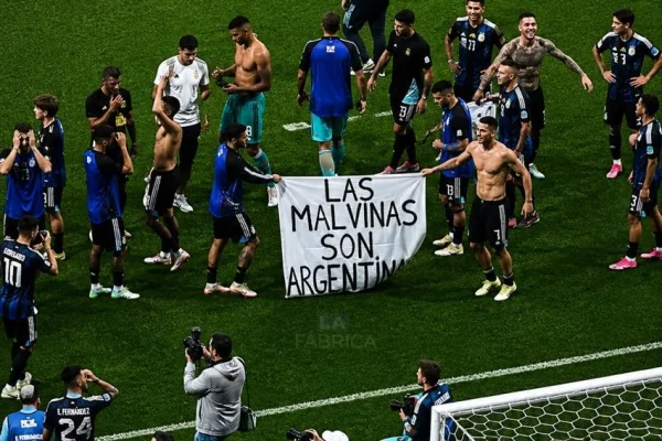 Los jugadores argentinos exhibieron una bandera por Malvinas y podrían enfrentar una sanción