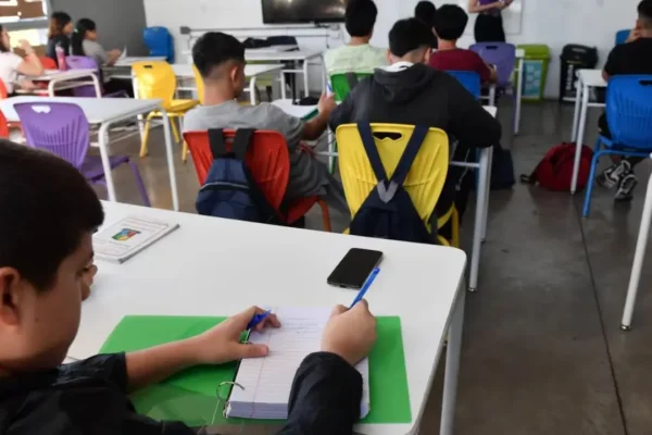 6 de cada 10 chicos de 8 años tienen celular propio, pero la prohibición en la escuela muestra resultados dispares