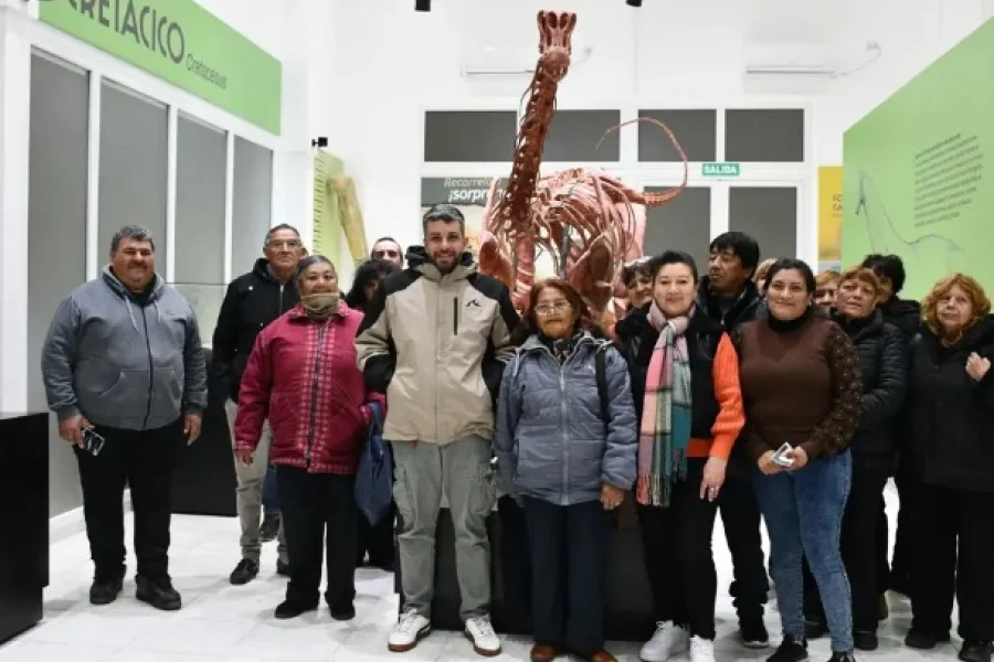 Turistas famatinenses en el Paseo Cultural.