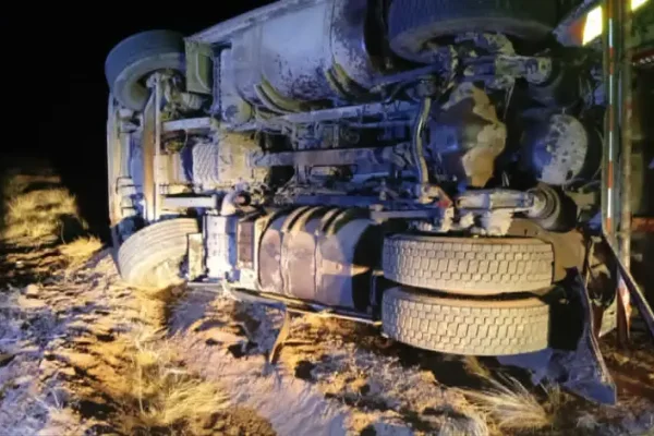 Vuelco de dos camiones entre San Juan y Chepes dejó un herido