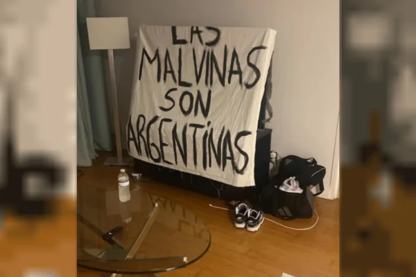 La historia de la bandera de Malvinas que terminó en manos de los jugadores argentinos