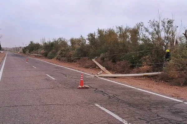 Viento zonda derribó tres postes y dejó sin servicio eléctrico a varias localidades del oeste riojano