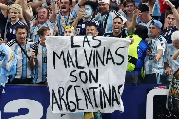 El origen de la bandera de Malvinas que desplegó la Selección tras eliminar a Inglaterra