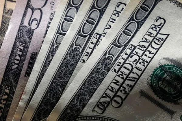 Subió el dólar pero se mantiene por debajo de los $1.500