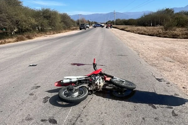 Una motociclista sufrió una fractura tras colisionar con una camioneta