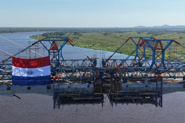 El Puente de la Bioceánica selló su histórico «beso» y unió Carmelo Peralta con Porto Murtinho sobre el río Paraguay
