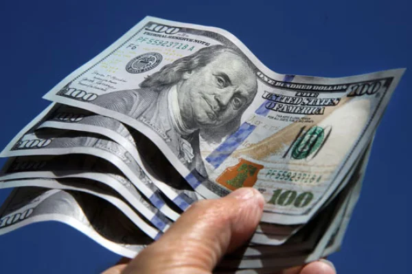 El dólar subió otro peldaño pero cerró la semana en baja