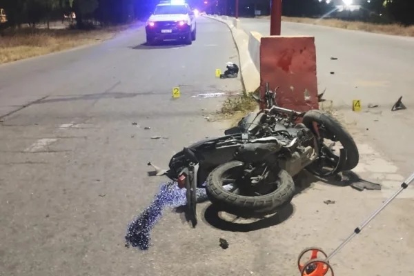 Dos motociclistas en terapia intensiva tras chocar con un auto