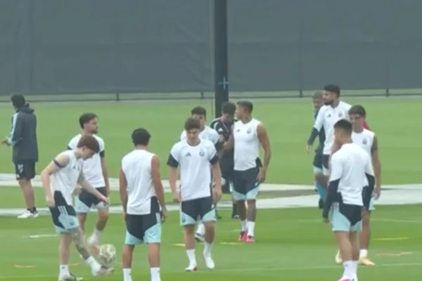La Selección argentina entrenó bajo la lluvia, mientras que España canceló la práctica