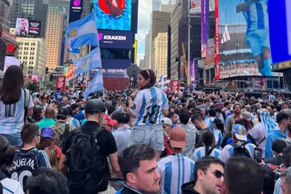 La Argentina copó Times Square con un banderazo multitudinario