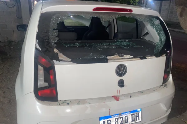 Destrozaron la luneta de un auto estacionado y huyeron