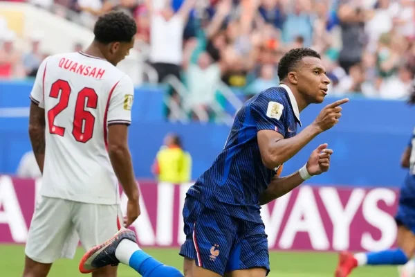 Mbappé le hizo un doblete a Inglaterra y es el máximo goleador histórico del Mundial